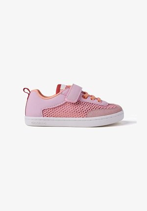 Baskets pour enfants roses avec côtés en mesh, accents en daim et une bride Velcro. Dotées d'une semelle en caoutchouc blanche et de lacets orange contrastants.