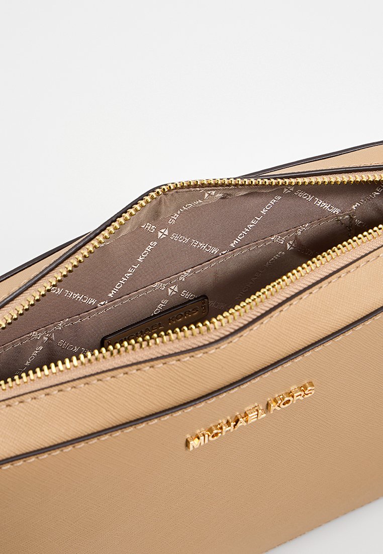 Pochette en matériau synthétique texturé beige avec une quincaillerie dorée, présentant un intérieur doublé affichant un motif de logo répétitif.