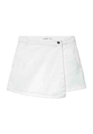 Gonna a portafoglio di denim bianco con passanti per cintura, chiusura con bottone nero e orlo leggermente asimmetrico.