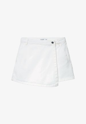 Gonna a portafoglio di denim bianco con passanti per cintura, chiusura con bottone nero e orlo leggermente asimmetrico.