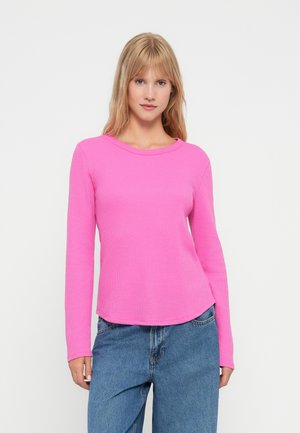 Camiseta de manga larga, de canalé, en un rosa brillante con un escote redondeado. Presenta un corte relajado y un dobladillo ligeramente curvado, fabricada con un tejido suave.