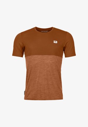 Braunes Kurzarm-T-Shirt mit einem Farbblock-Design. Oben ist es in einem dunkleren Farbton gehalten, während der untere Teil eine hellere Textur aufweist. Kleines Logo auf der Brust.