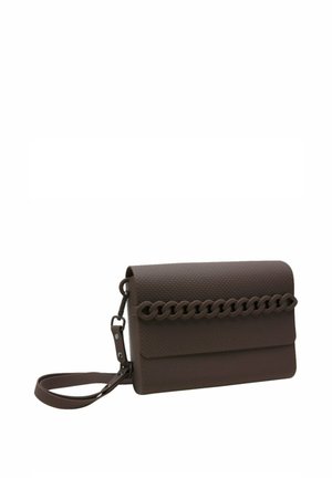 Borsa a tracolla in pelle marrone con texture, accento in catena e tracolla regolabile. Presenta una chiusura a patta e un design minimalista.