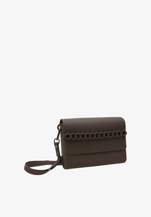 Borsa a tracolla in pelle marrone con texture, accento in catena e tracolla regolabile. Presenta una chiusura a patta e un design minimalista.