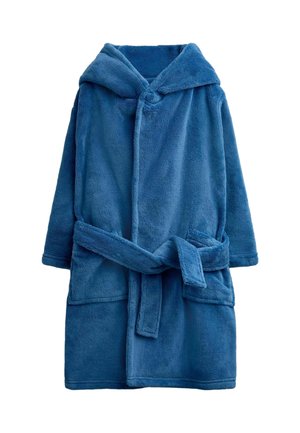 Peignoir en peluche bleu à capuche, manches longues, deux poches avant et ceinture nouée à la taille sur fond blanc.