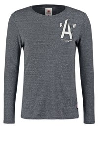 Gr å långärmad tröja i textil med struktur, med rund halsringning och ett vitt grafiskt tryck på vänster bröstområde.