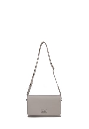 Sac à épaule en cuir gris avec une bandoulière réglable et un petit logo métallique sur le rabat avant, présenté sur fond blanc.