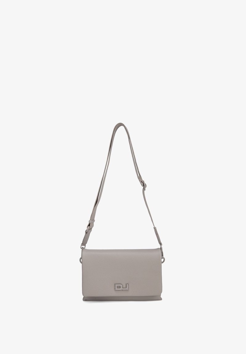 Sac à épaule en cuir gris avec une bandoulière réglable et un petit logo métallique sur le rabat avant, présenté sur fond blanc.