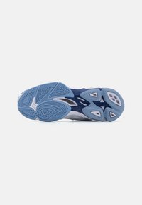 Mellomiddel baskett-sko med en teksturert blå gummiyttersåle, en hvit og blå overdel, og et lavprofil design. Har geometriske mønster på soles.
