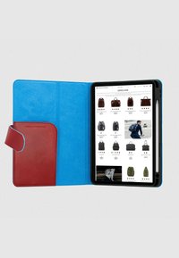 Tablethoes met een rode leren accenten en een blauwe suède binnenkant, ontworpen met een zijvak en een open klep voor gemakkelijke toegang.