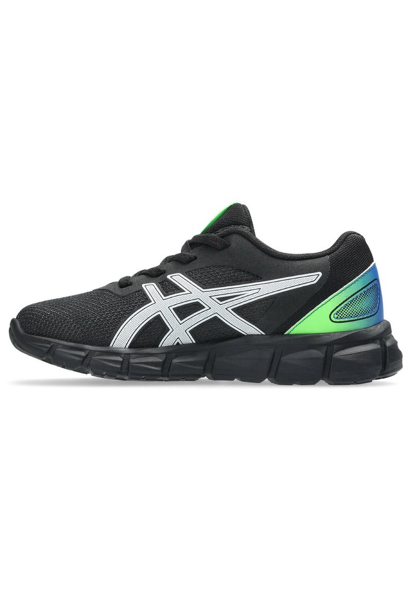 Scarpe da ginnastica nere con tomaia in mesh, dettagli in logo argento, linguetta verde sul tallone e suola nera testurizzata progettata per supporto e flessibilità.