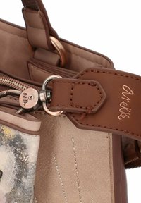 Sac à main synthétique marron avec une finition texturée, doté d'un fermoir métallique et d'un accent décoratif sur la sangle. Motif floral multicolore.