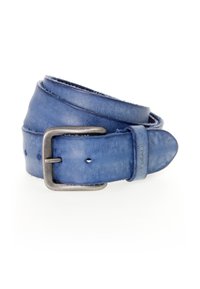 Blauem Leder Gürtel mit einer silbernen Metallschnalle, ausgestattet mit einer strukturierten Oberfläche und mehreren Löchern zur Anpassung, halbtaperer Design.