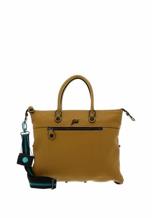 Sac à main en cuir marron avec deux poignées, poche avant zippée et bandoulière rayée noire et bleu sarcelle amovible avec une petite pochette attachée.