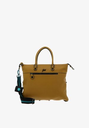 Sac à main en cuir marron avec deux poignées, poche avant zippée et bandoulière rayée noire et bleu sarcelle amovible avec une petite pochette attachée.