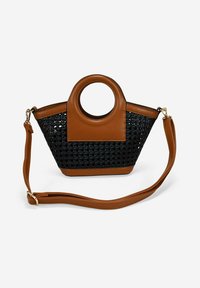Bolso de mano marrón y negro con asa circular, textura trenzada, detalles en cuero, correa desmontable y diseño semiflexible.