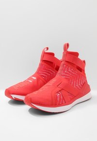 Puma Scarpe da allenamento - red