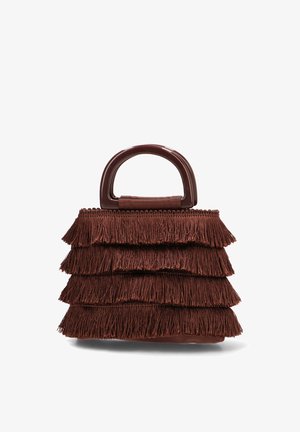 Bolso compacto marrón con capas de flecos en niveles y asa redondeada resistente, diseñado para un uso casual y elegante.