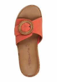 Sandal in suede arancione con una larga fascia e un accento circolare intrecciato. Suola stile sughero, design piatto e plantare testurizzato.