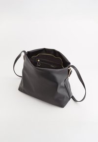 Schwarze Leder-Schultertasche mit strukturiertem Finish, goldfarbener Hardware, geräumigem Innenraum und einem Reißverschlussfach. Glatte, strukturierte Form.