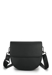 Čierna kožená crossbody taška s zaobleným klopou, nastaviteľným remienkom a razeným logom na prednej strane. Hladký povrch a minimalistický dizajn.