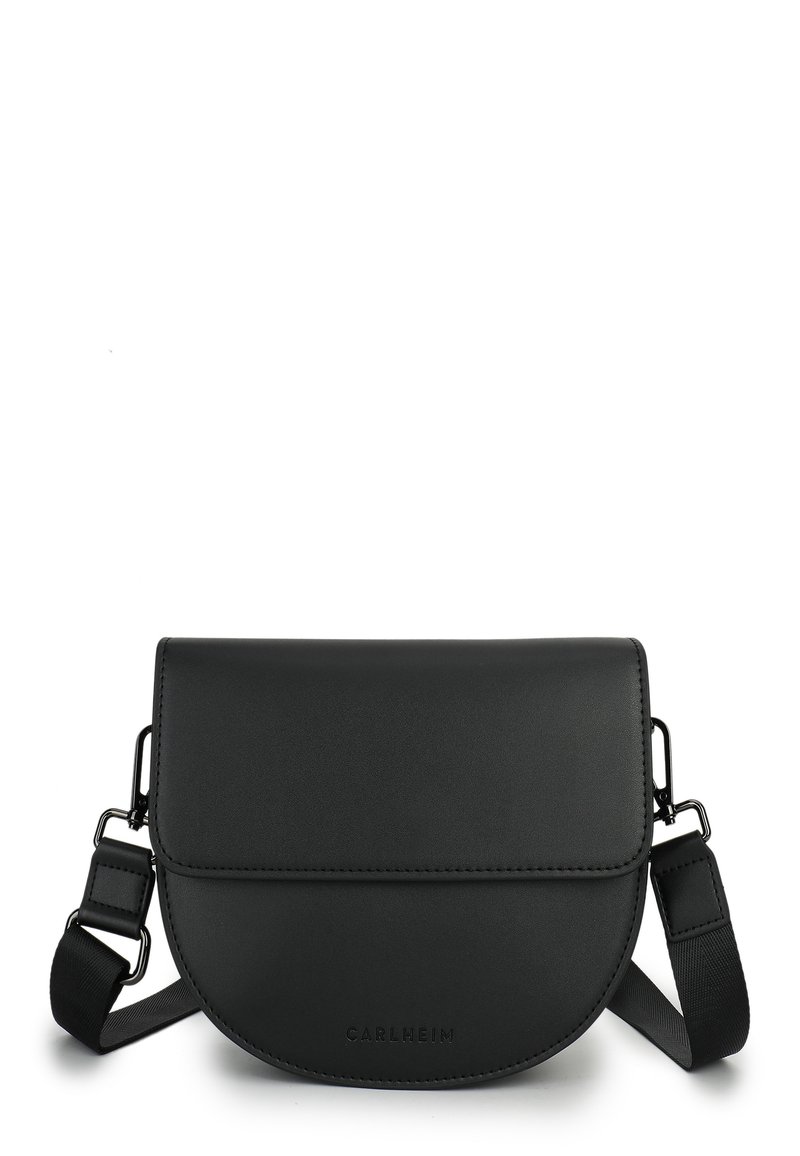 Čierna kožená crossbody taška s zaobleným klopou, nastaviteľným remienkom a razeným logom na prednej strane. Hladký povrch a minimalistický dizajn.