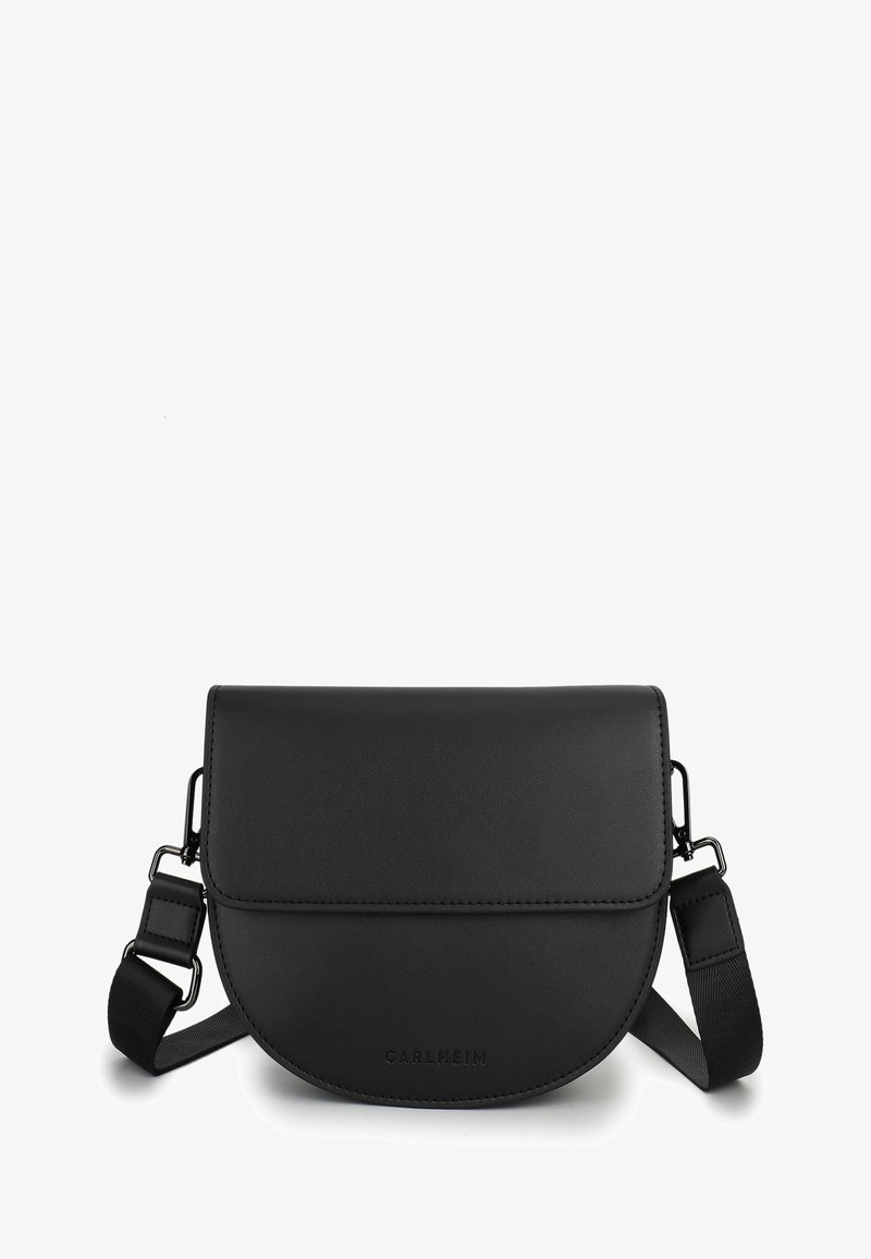 Čierna kožená crossbody taška s zaobleným klopou, nastaviteľným remienkom a razeným logom na prednej strane. Hladký povrch a minimalistický dizajn.