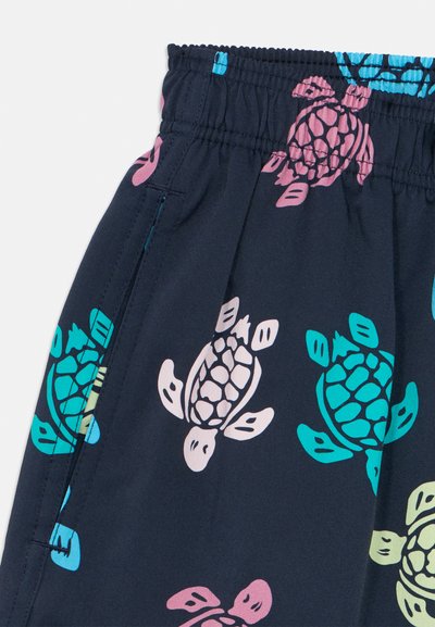 Modré plavkové šortky s motívom korytnačiek v ružovej, tyrkysovej a zelenej farbe. Elastický pás s kontrastným prešitím a ľahká látka.