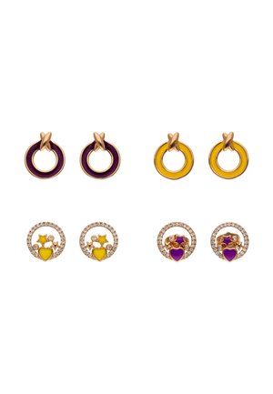 Twee paar ronde oorstekers, één paars en één geel, boven twee paar ster- en hartvormige ontwerpen met kristallen in paars en geel.