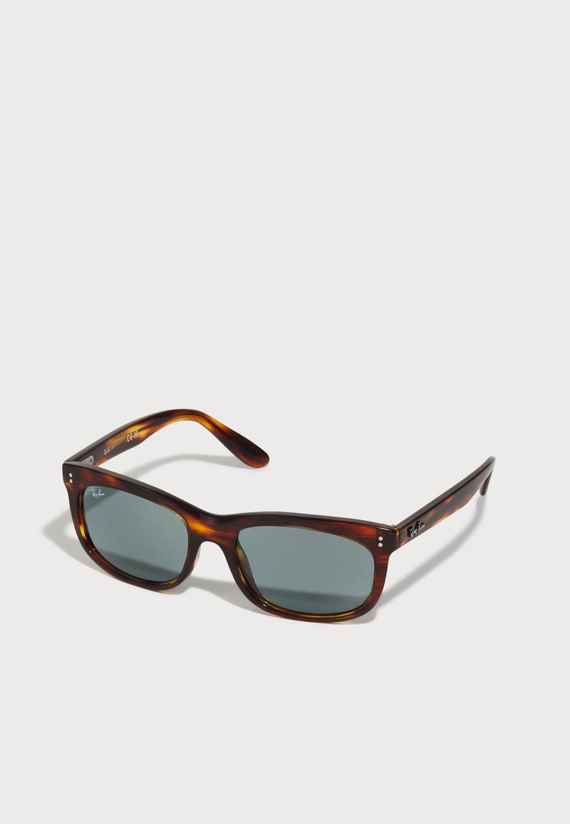 Ochelari de soare cu ramă țestoasă, cu lentile de nuanță verde; formă rectangulară, cadru din plastic, accente metalice argintii, textură netedă.
