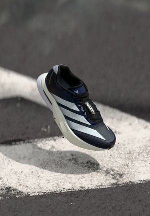ADIZERO BOSTON 13 - Παπούτσια για τρέξιμο σε δρόμο - dark blue/footwear white/halo silver-coloured