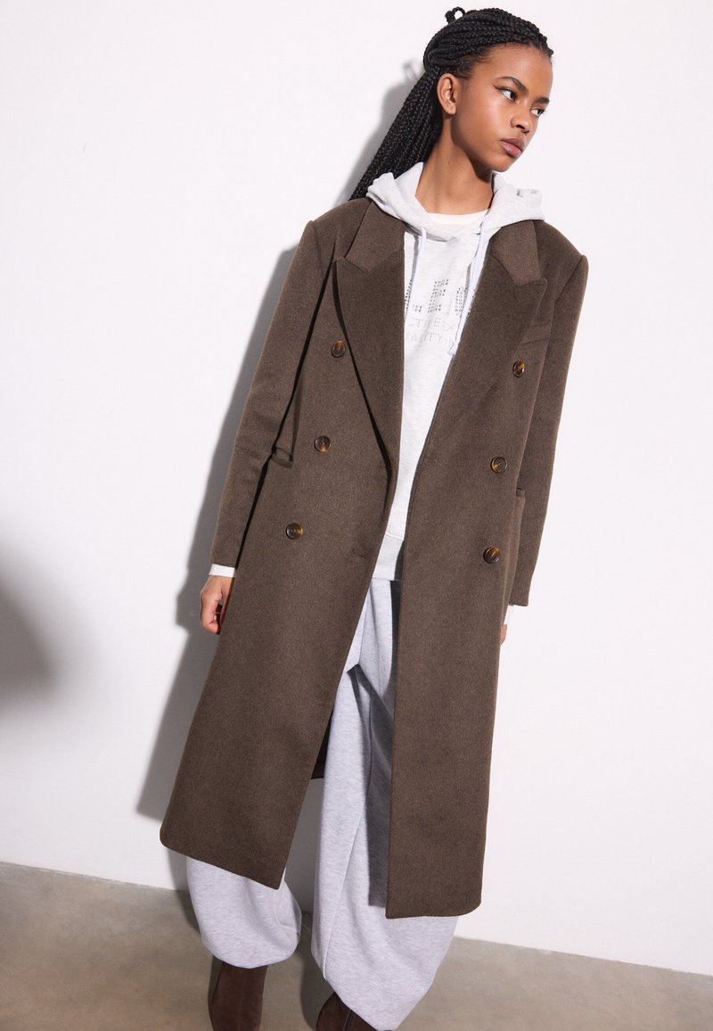 Stradivarius DOUBLE-BREASTED - Klasičan kaput - dark brown