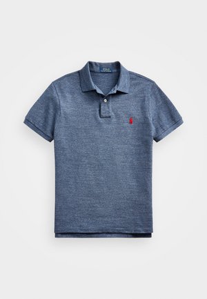 Marineblå polo skjorte laget av teksturert stoff, med en to-knapp plissert krage og en liten brodert logo på venstre bryst. Korte ermer.