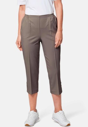 Grau geschnittene Hosen mit elastischem Bund, flacher Vorderseite, zwei Seitentaschen und glatter Textur. Getragen mit weißen Sportschuhen.