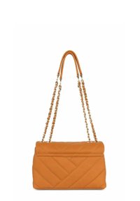 Sac à main orange matelassé de forme rectangulaire, avec des anses en chaîne double et en cuir, et une fermeture à rabat. Texture lisse avec un léger éclat.