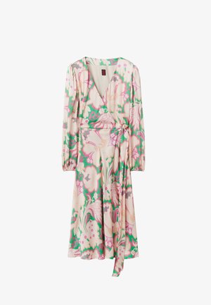Bloemrijke wikkeljurk met lange mouwen, gemaakt van lichtgewicht stof. Bevat roze en groene bloempatronen tegen een lichte achtergrond.