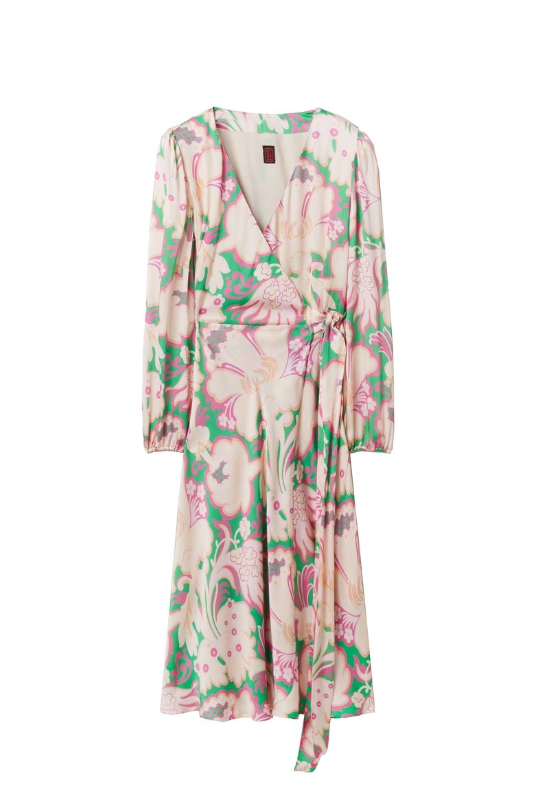 Blumiges Wickelkleid mit langen Ärmeln, aus leichtem Stoff. Das Kleid hat ein pink- und grünblumiges Muster auf hellem Hintergrund.