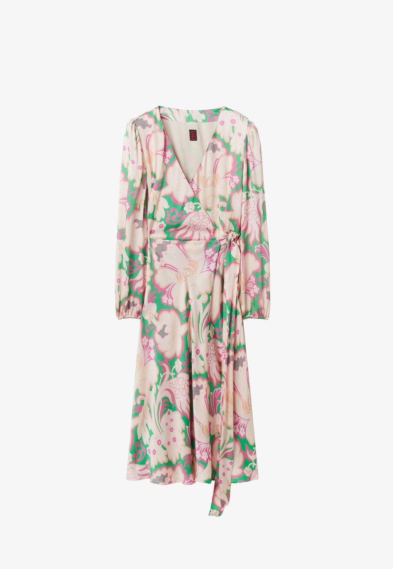 Blumiges Wickelkleid mit langen Ärmeln, aus leichtem Stoff. Das Kleid hat ein pink- und grünblumiges Muster auf hellem Hintergrund.
