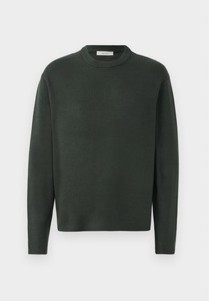 Sötétzöld kötött pulóver kerek nyakkivágással, hosszú ujjakkal és puha textúrával, amely egyszerű, varrás nélküli kialakítást tartalmaz.