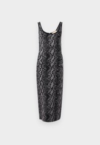 Robe midi cintrée sans manches avec imprimé serpent noir et gris et encolure dégagée sur fond uni clair.