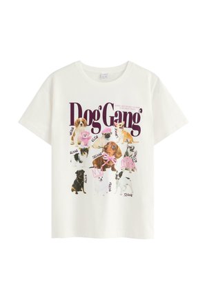 Hvid kortærmet skjorte med farverige hundeillustrationer og navne nedenunder, med titlen "Dog Gang" i store lilla bogstaver over brystet.