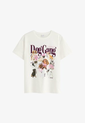 Hvid kortærmet skjorte med farverige hundeillustrationer og navne nedenunder, med titlen "Dog Gang" i store lilla bogstaver over brystet.