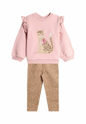 Rosa Langarmshirt mit Rüschensleeves und einer sitzenden Leoparden-Applikation, kombiniert mit beigen Leggings im Leopardenmuster für Kinder.