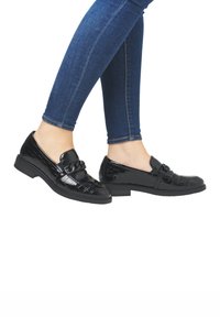 Zwarte lakleren instappers met een krokodillenleer textuur, voorzien van een band over de voorkant en een lage, gestructureerde rubberen zool.