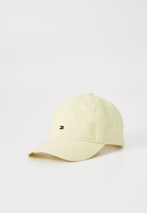 Geel katoenen baseballcap met een gestructureerde vorm en een gebogen klep. Heeft een klein logo in rood, wit en blauw aan de voorkant.