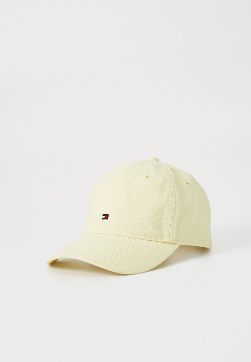 Casquette de baseball en coton jaune avec une forme structurée et une visière incurvée. Présente un petit logo en rouge, blanc et bleu à l'avant.