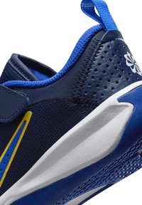 Nike Performance OMNI MULTI-COURT - Tenisice - midnight navy hyper royal saturn gold white