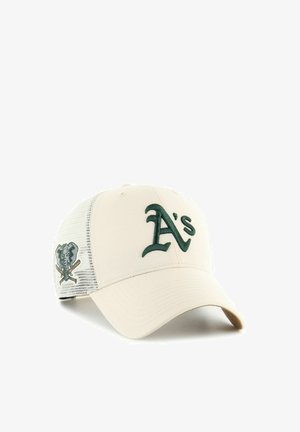 Beige Baseballcap mit grünem "A's"-Logo auf der Vorderseite und Elefanten-Aufnäher mit gekreuzten Baseballschlägern auf dem weißen Netzrücken.