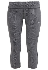 Leggings de patrón en blanco y negro con un diseño ceñido, que presentan líneas verticales estrechas y una cinturilla ancha. El material parece elástico.