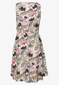 Robe fleurie avec un corsage ajusté, taille élastique, sans manches, présentant des motifs tropicaux verts et roses sur un fond blanc.